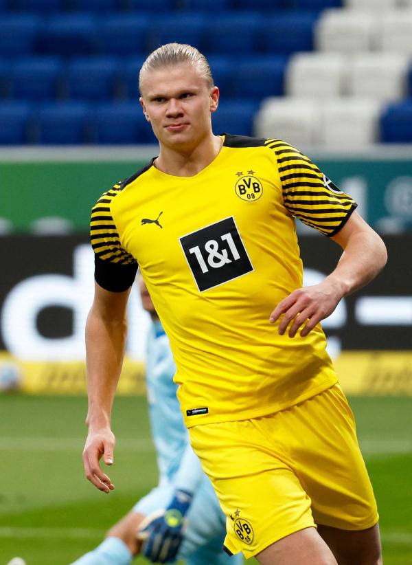 球员倒地救球拼劲十足