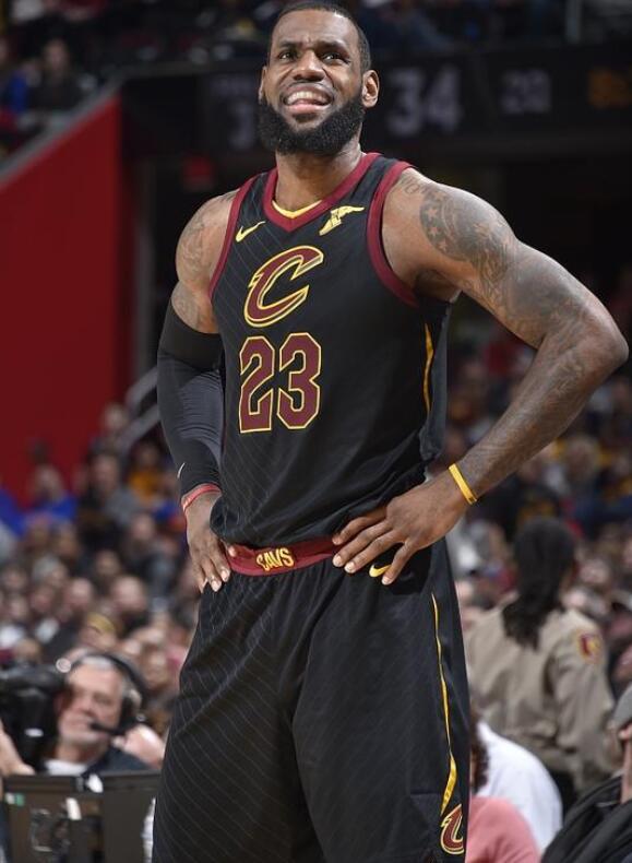 NBA传闻：勒布朗·詹姆斯不会为了帮助湖人队而做出“随意折扣”勒布朗詹姆斯不会轻易降薪，湖人队将通过交易补充阵容，东契奇问题将是焦点。